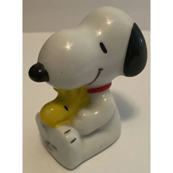 Vintage 1958-65-66-72 Peanuts Snoopy Holding Woodstock Ceramic Figurine 3.25 In - Picture 2 of 10